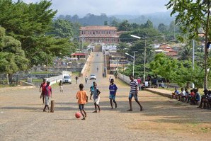 Eine Straße, die auf eine alte Plantage zuläuft