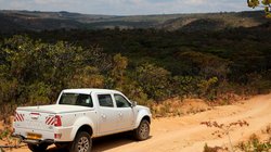 Tansania Auto Weißes Auto in der Natur Tansanias