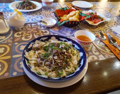 Ein schön angerichtetes Gericht in einem kirgisischen Restaurant