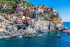 Bunte Häuser an einer Küste in Italien