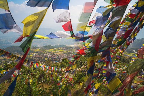 Blick durch bunte Flaggen Girlanden in das Tal