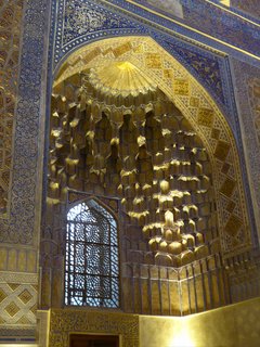 Ein goldener Torbogen in einem Mausoleum