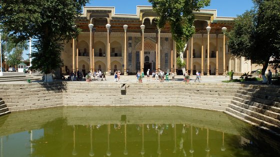 Moschee in Buchara Blick auf die Moschee in Buchara hinter einem kleinen See