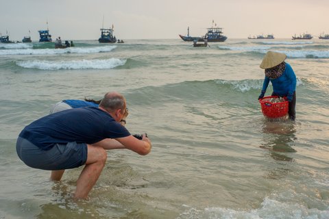 Unser Kollege Stefan fotografiert einen Fischer im Meer