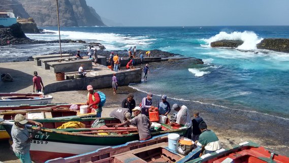 Viele Menschen und angelegte Boote an einem Strand in Ponta do Sol auf Santo Antao 