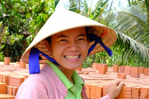 Porträtaufnahme einer lachenden Vietnamesin