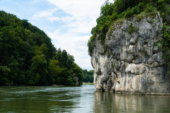 Ein Fluss, der von Felsen eingerahmt ist