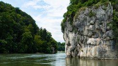 Ein Fluss, der von Felsen eingerahmt ist