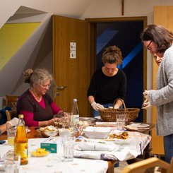 Gemeinsames Kochen in der Ferienwohnung des Klosters Marienstatt im Westerwald.