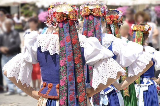 Polnische Folklore: Farbenfrohe Traditionen in Tracht Menschen in traditioneller polnischer Kleidung mit bunten Mustern und Details, die das kulturelle Erbe und die Folklore Polens repräsentieren.