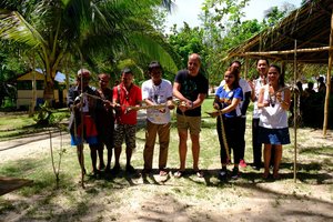 Unser Kollege Stefan mit Locals auf Black Island