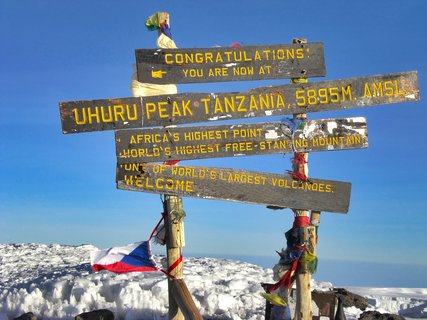 Uhuru Peak Schild auf dem Kilimanjaro in Tansania 