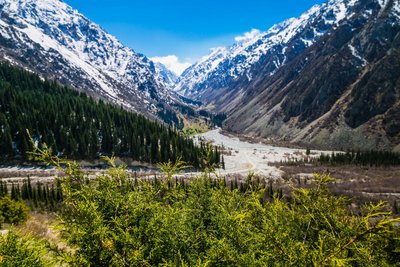 Schneeverhangene Berge und grüne Täler im Ala-Artscha-Nationalpark, Kirgisistan