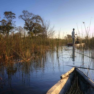 Spitze eines Einbaum Bootes im Wasser im Okavango Delta in Boswana.