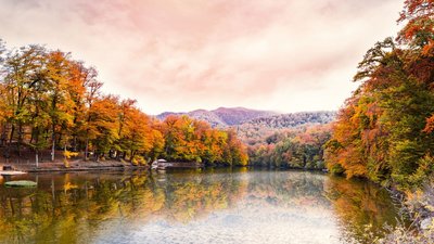 Eine See in einer Herbstlandschaft in Armenien