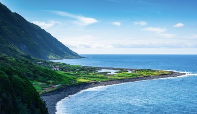 Eine Landzunge ragt ins Meer