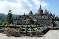 Tempelarchitektur mit Buddha-Statuen auf Bali