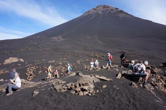 Reisegruppe wander durch die Landschaft am Vulkan
