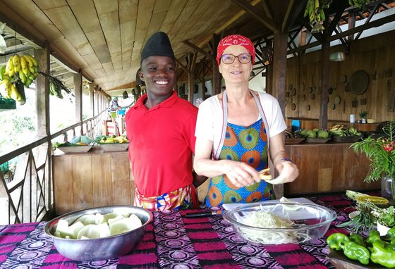 Reisegast mit einheimischem Jungkoch beim Kochkurs in der Roca São João auf São Tomé Reisegast mit einheimischem Jungkoch beim Kochkurs in der Roca São João auf São Tomé