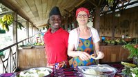 Reisegast mit einheimischem Jungkoch beim Kochkurs in der Roca São João auf São Tomé
