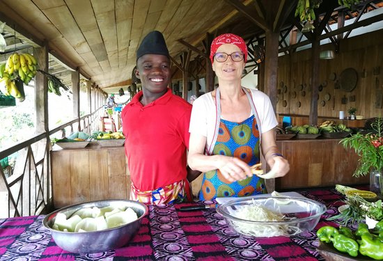Reisegast mit einheimischem Jungkoch beim Kochkurs in der Roca São João auf São Tomé
