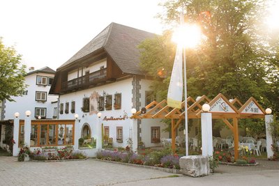 Die Außenansicht des Hotels Agathawirt im Salzkammergut