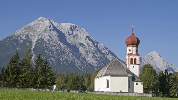 Eine kleine Kirche vor dem Karwendel Gebirge