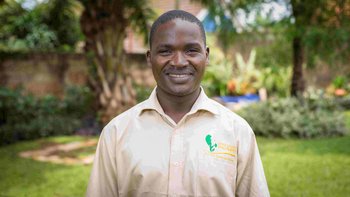 Reisen mit Sinnen Reiseleiter Paul Ssesanga