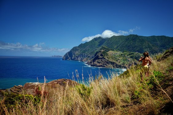 Unterwegs in der Region von Porto da Cruz auf Madeira Zwei Frauen blicken von einem Hügel aus auf das Meer