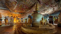 Goldene Buddha-Statuen in einem Höhlentempel in Sri Lanka