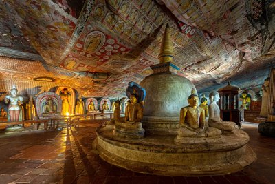 Goldene Buddha-Statuen in einem Höhlentempel in Sri Lanka