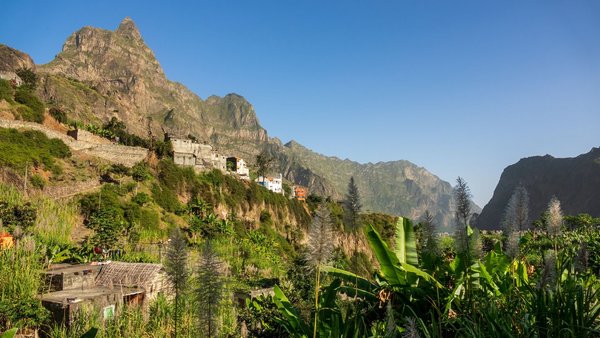 Das grüne Paúl Tal auf den Kapverden unter blauem Himmel