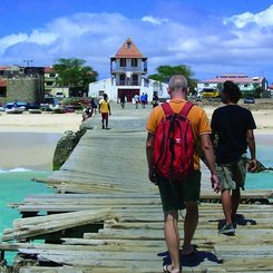 Touristen laufen über einen Fischersteg