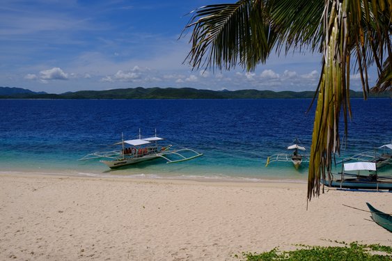 Strand mit Booten auf Black Island