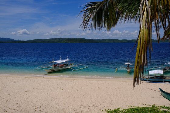 Black Island Strand mit Booten auf Black Island