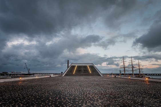 Eine Brücke im modernen Hafen von Ponta Delgada