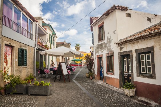 kleine Gasse mit zwei Lokalitäten