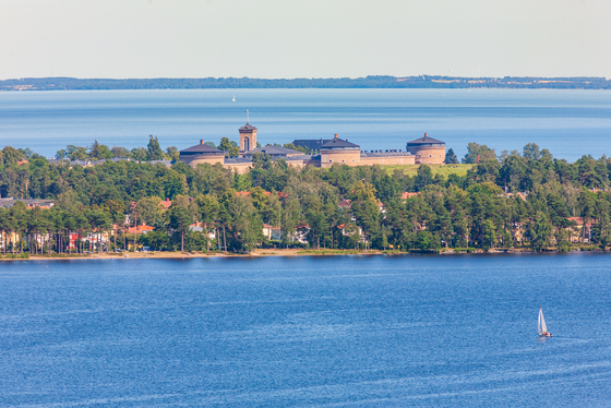 Die Karlsborg-Festung unweit von Motala Sug einer baumbestandenen Insel in einer weiten Wasserfläche erhebt sich eine große FEstungsanlage.