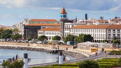 Ponta Delgada auf São Miguel Eine Stadt an der Küste auf den Azoren
