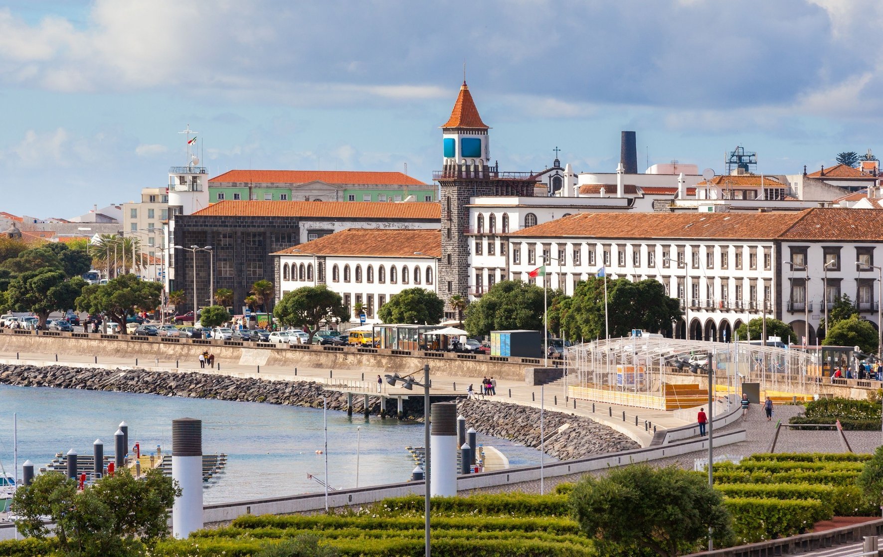 Eine Stadt an der Küste auf den Azoren