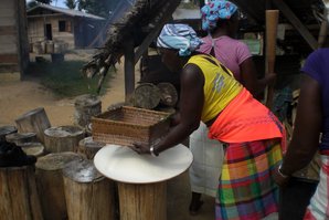 Maroon-Frauen backen auf traditionelle Weise Fladenbrot in Suriname.