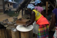 Maroon-Frauen backen auf traditionelle Weise Fladenbrot in Suriname.