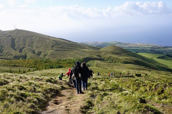 Familien mit Kindern, die auf den Azoren wandern gehen