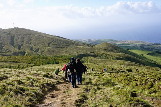 Familien gehen auf den Azoren wandern Familien mit Kindern, die auf den Azoren wandern gehen