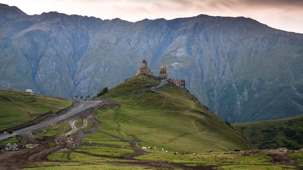 Dreifaltigkeitskirche in Georgiens Region Mzcheta-Mtianeti georgisch-orthodoxer Kirchenkomplex auf einem Hügel
