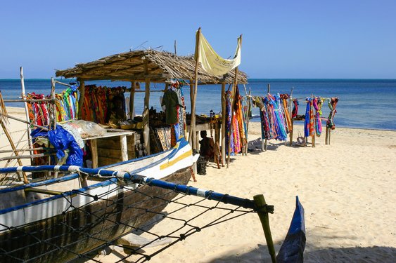 Verkausstand mit Kleidung am Strand von Madagaskar