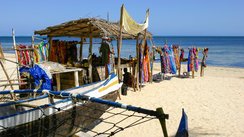 Verkausstand mit Kleidung am Strand von Madagaskar