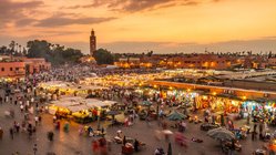 Der erleuchtete Marktplatz von Marrakesch in der Abenddämmerung