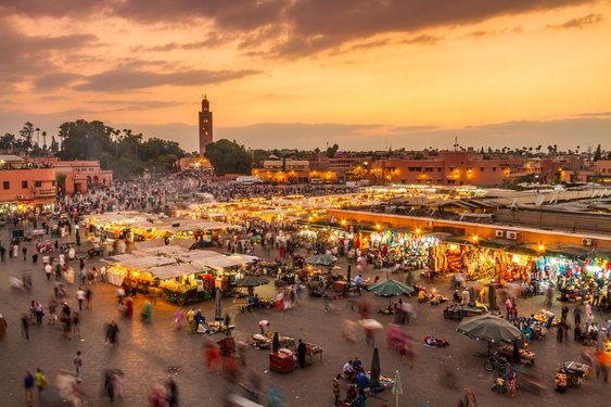 Der erleuchtete Marktplatz von Marrakesch in der Abenddämmerung