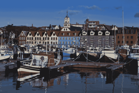 Vom Hafen aus, in dem kleine Boote ankern, blickt man auf die bunten Häuser von Torshavn.